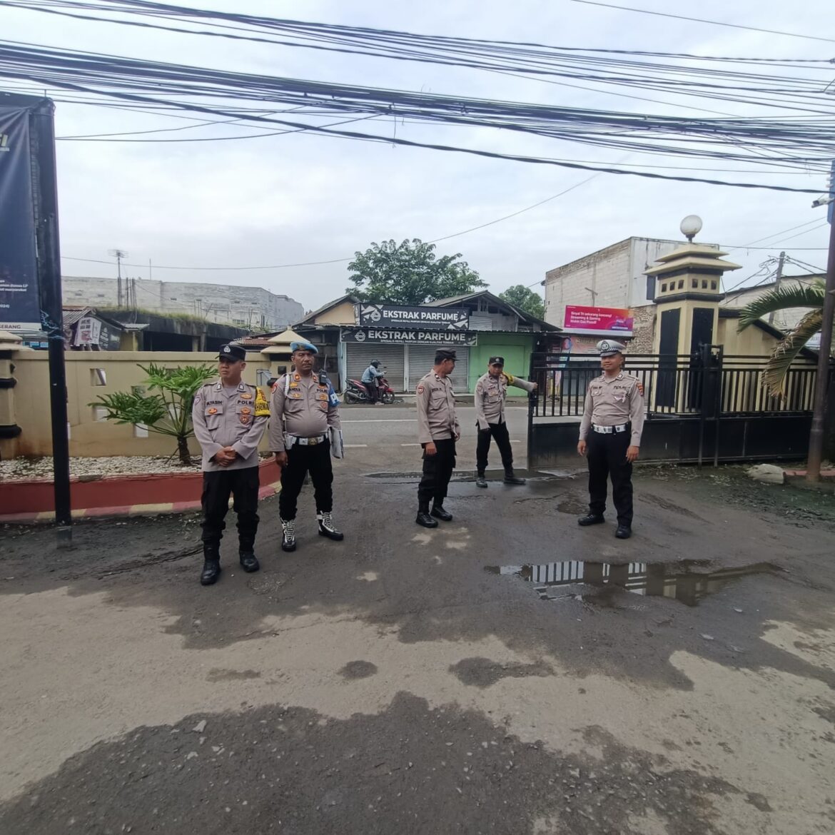 Anggota Polsek Balaraja Gelar Sispam Mako Pagi hari Guna Tingkatkan Keamanan di Mako Polsek Balaraja Polresta Tangerang