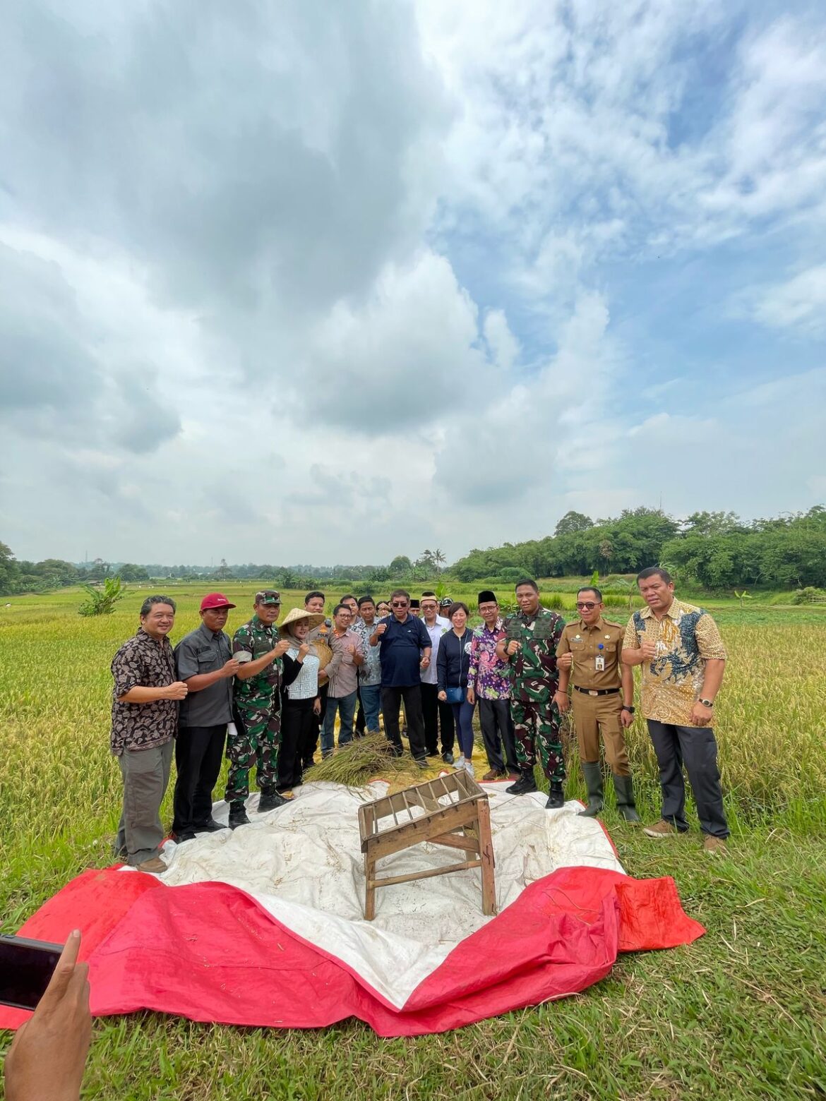 Kapolsek Panongan Bersama Muspika Hadiri Panen Raya: Perkuat Pangan,Petani Semakin Mandiri
