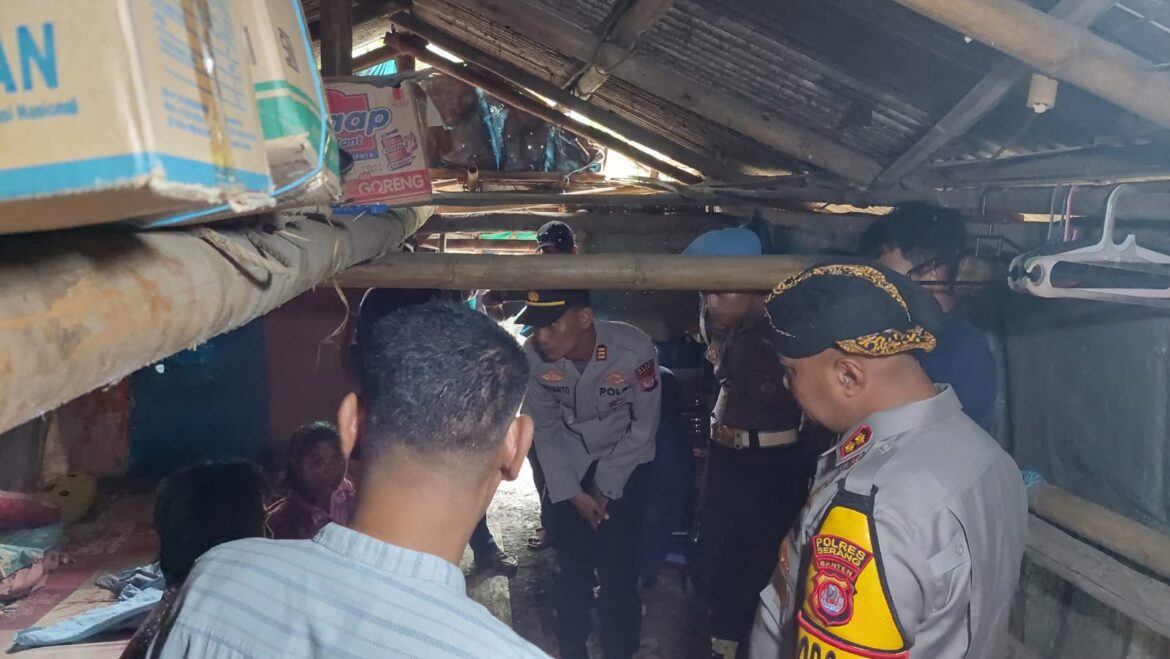 Lihat Rumah Warga Tidak Layak Huni,Kapolres Serang Membantu Renovasi