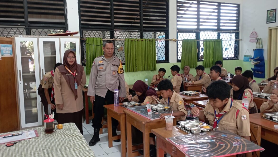 Polsek Cakung Lakukan Monitoring Program Makan Bergizi Gratis (MBG) di Pulogebang, Dukung Ketahanan Gizi Anak-anak di Jakarta Timur