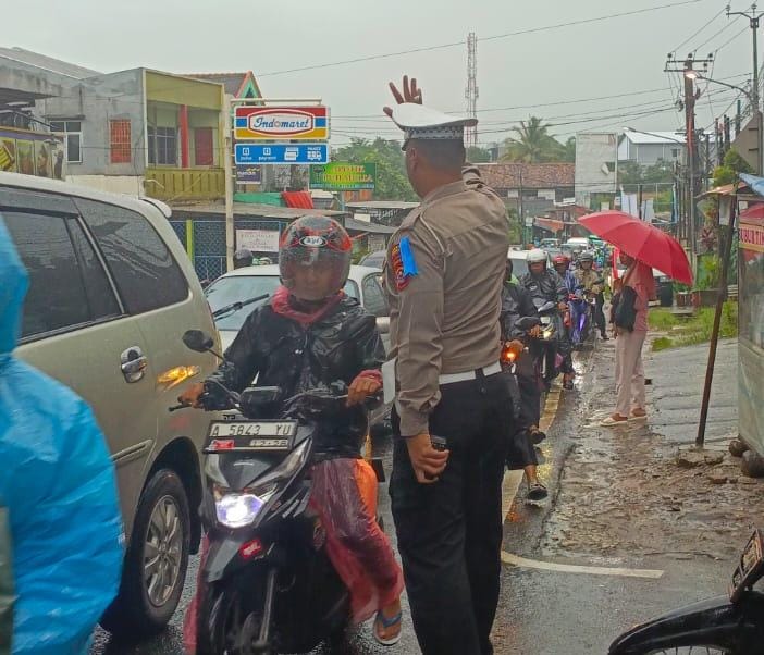 Ciptakan Kamseltibcarlantas di Wilayah Hukum Polsek Balaraja Pengaturan Arus Lalu Lintas Pagi Hari