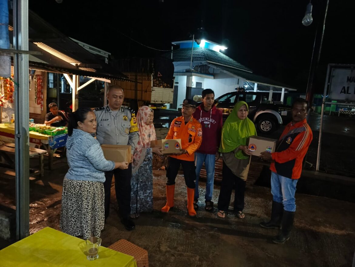 Hujan Deras Hingga Bikin Banjir, Polsek Cimaragas Ikut Bersih-Bersih Rumah Warga Terdampak Banjir