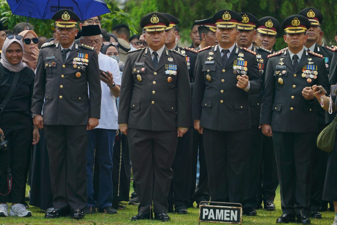 Penghormatan Terakhir, Dankorbrimob Polri Bersama PJU Jajaran Korbrimob Polri Hadiri Pemakaman Mantan Wakapolri Komjen Pol. (P) Syafruddin.
