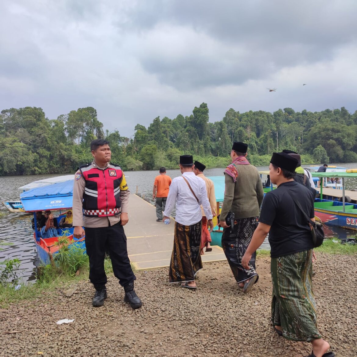 Polsek Panjalu Polres Ciamis Patroli Dialogis di Obyek Wisata Situ Lengkong Panjalu