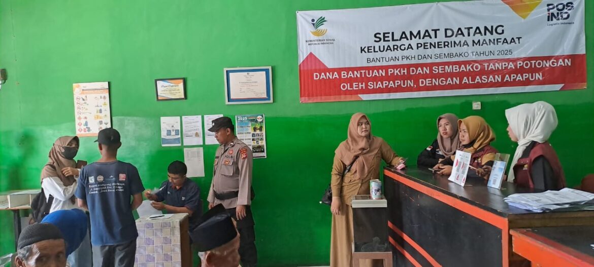 Polsek Cisaga Polres Ciamis Awasi Distribusi Bantuan Sembako PKH se-Kecamatan Cisaga