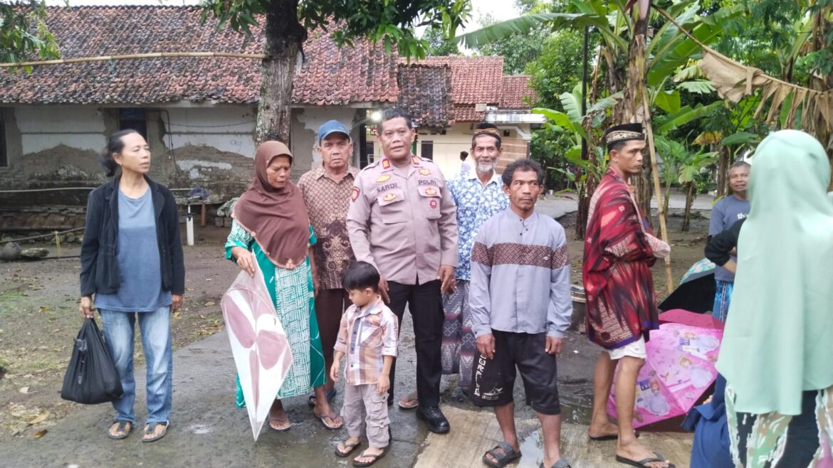 Perkuat Sinergitas, Polsek Banjarsari Polres Ciamis Datangi Tokoh Desa Sukasari Koorkom Kamtibmas