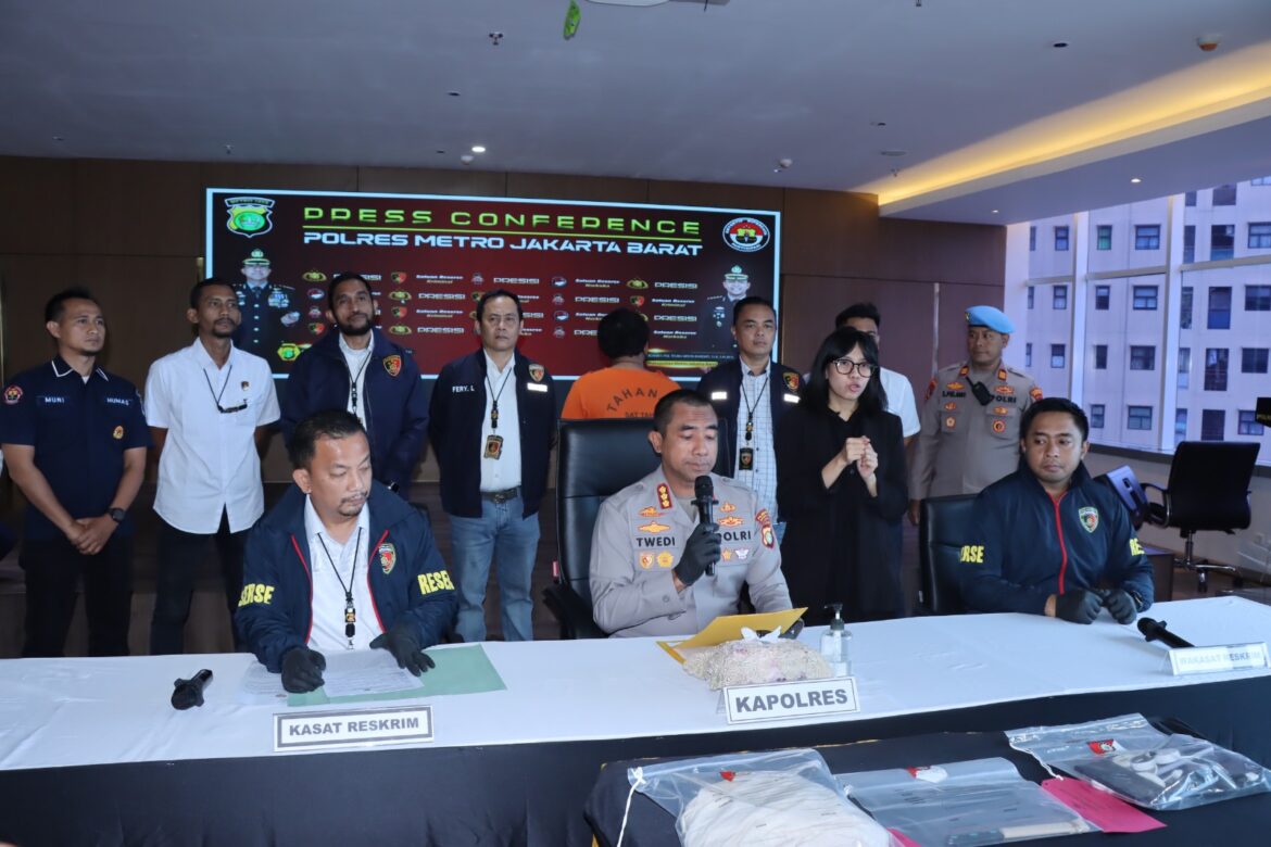Pria 28 Tahun Diamankan Polres Jakbar Usai Curi 5 Handphone di Era Phone, Kerugian Rp 58 Juta