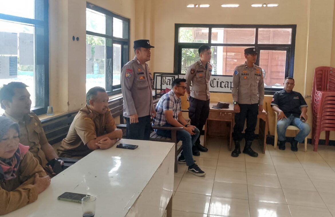 Polsek Banjarsari Polres Ciamis Siagakan Personel Amankan Musyawarah Tagih Janji Kades Cicapar