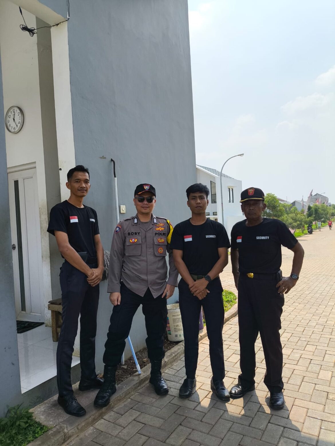 Bhabinkamtibmas Wilayah Hukum Polsek Sukaraja Giat Cooling Sistem Sambang Petugas Keamanan Komplek Beri Pesan Ajak Jaga Kamtibmas Cegah Kriminalitas