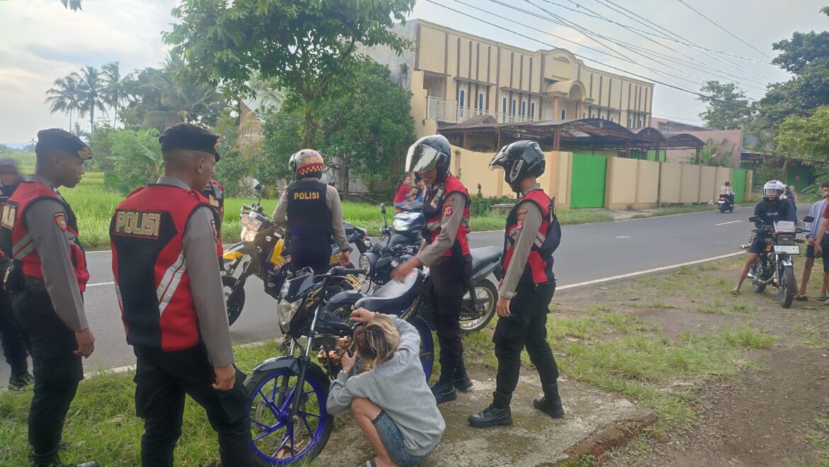 Sat Samapta Polres Ciamis Patroli Dialogis Beri Keamanan Warga Saat Ngabuburit