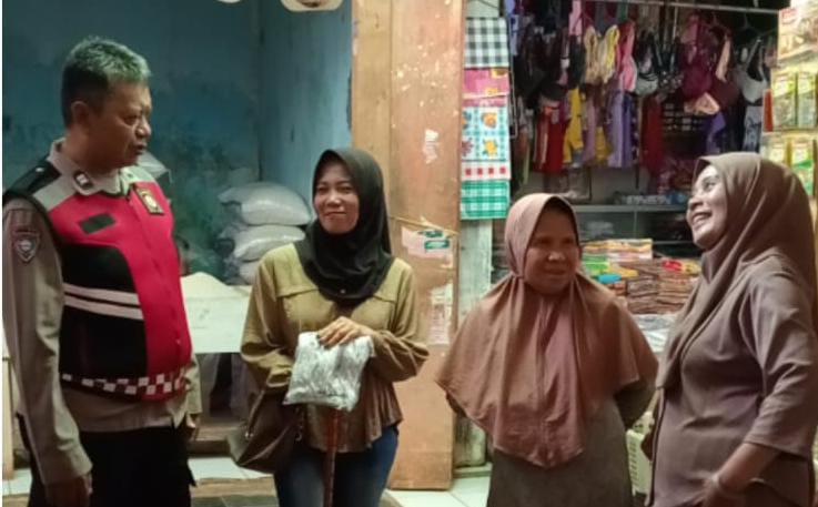 Jaga Stabilisasi Harga Selama Ramadan, Polsek Sukadana Polres Ciamis Pantau Bahan Pokok di Pasar Dongkal