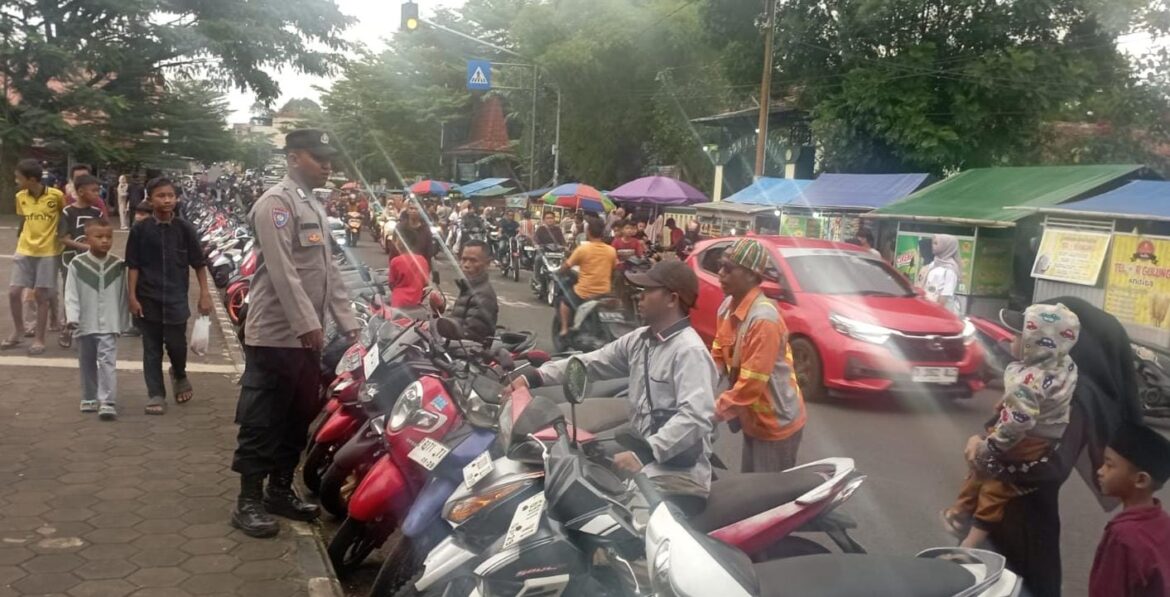 Cipkon, Polsek Kawali Polres Ciamis Patroli Jalan Kaki Saat Waktu Ngabuburit di Taman Surawisesa