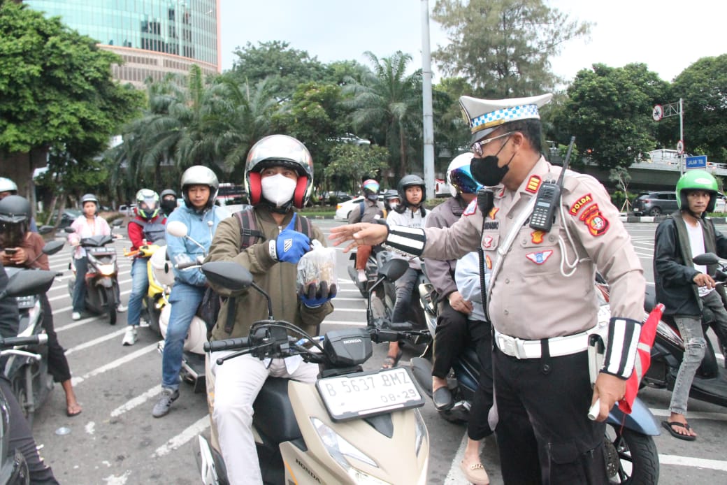 Polantas Berbagi: Satlantas Metropolitan Jakbar Bagikan 100 Takjil Di Tl Tomang untuk Pengendara di Bulan Ramadhan