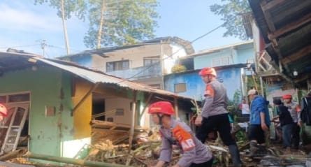 Siaga SAR Sat Brimob Polda Jabar Bantu Evakuasi Warga Terdampak Banjir Bamdang di Cisarua Bogor