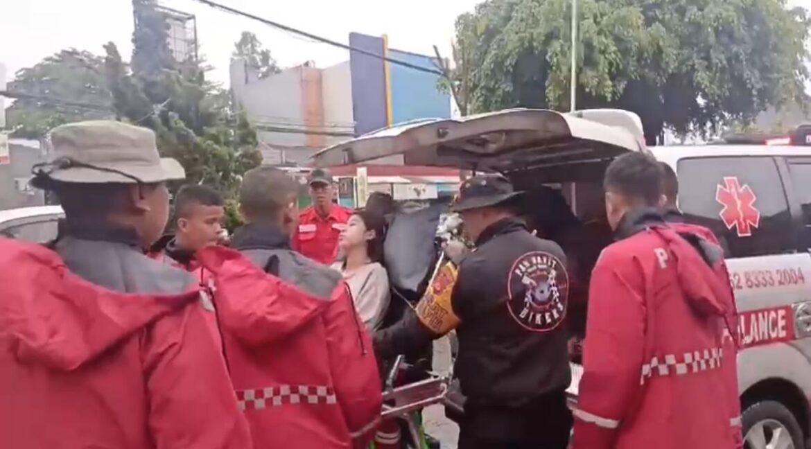 Sat Samapta Polres Bogor Bersama Stakeholder Terkait Bantu Evakuasi Warga Kecamatan Gunung Putri Akibat Musibah Bencana Alama Banjir
