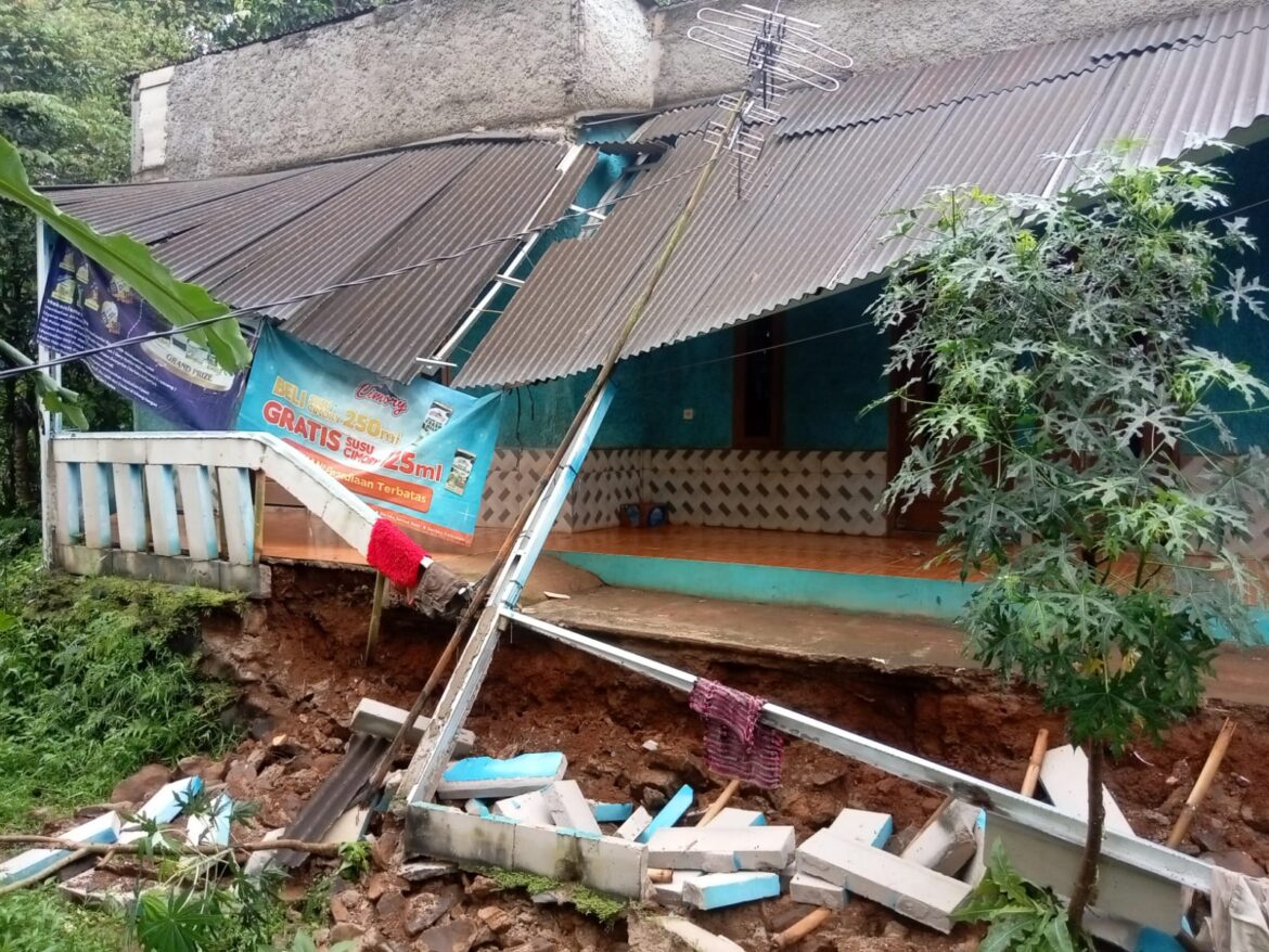 Bhabinkamtibams Desa Hambalang Wilayah Hukum Polsek Citeureup Cepat Tanggap Adanya Laporan Musibah Bencana Alam Pergeseran Tanah