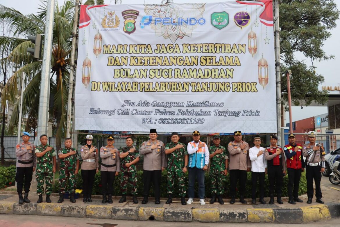 Sinergi TNI – PolriBagikan Takjil Kepada Masyarakat