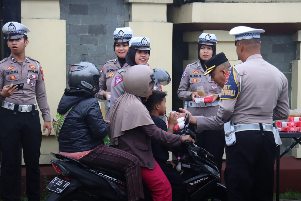 Anggota Satlantas Polres Ciamis Bagikan Takjil Gratis kepada Masyarakat di Depan Polres Ciamis
