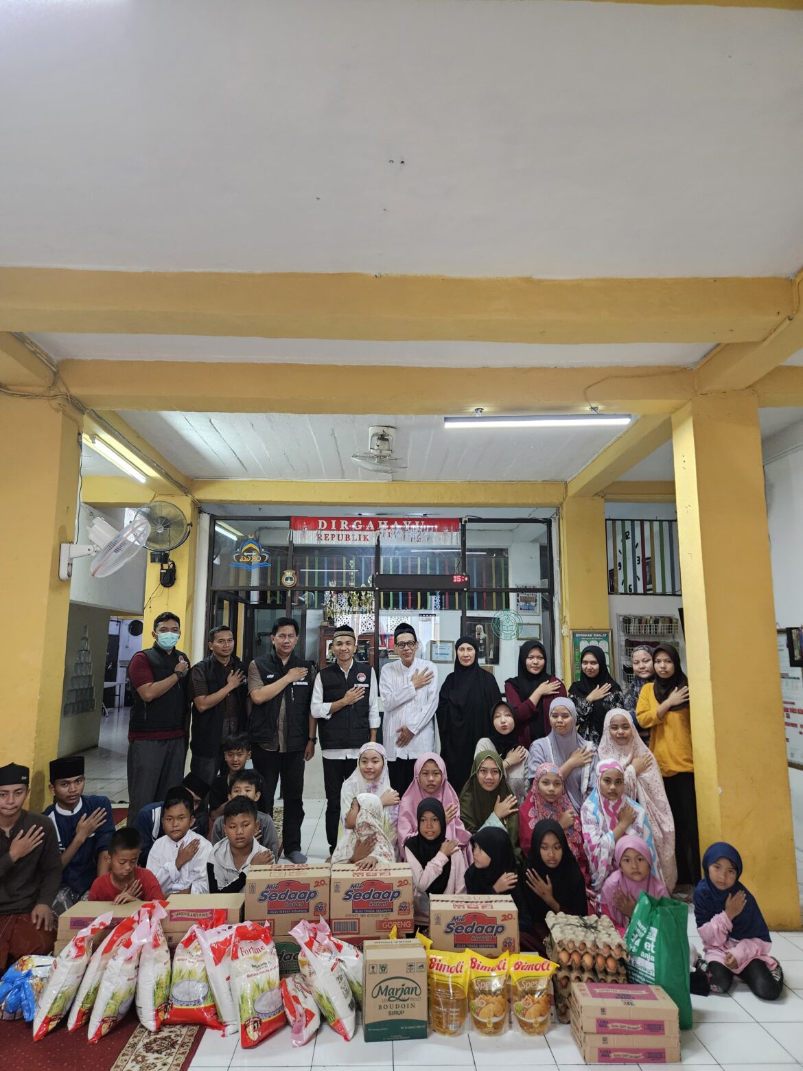 Polri Ulurkan Tangan Untuk Sesama, Bakti Sosial di Panti Asuhan Yatim Piatu Nuruz Zahroh