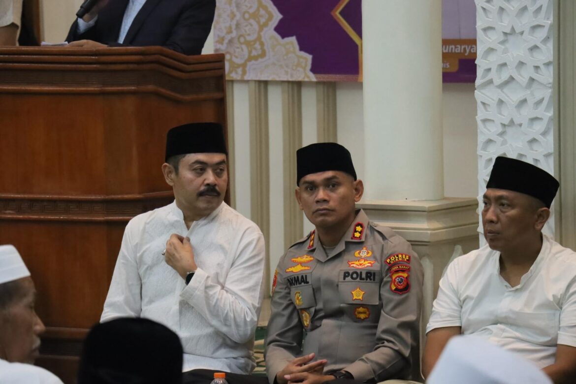 Kapolres Ciamis Hadiri Tarawih Keliling Tingkat Kabupaten Ciamis, Perkuat Silaturahmi dengan Masyarakat