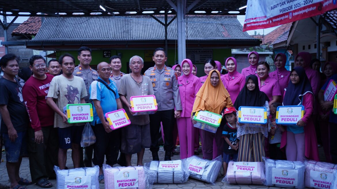 Kapolres Bogor Beserta Jajaran berikan Bansos Sembako Kepada Korban Banjir