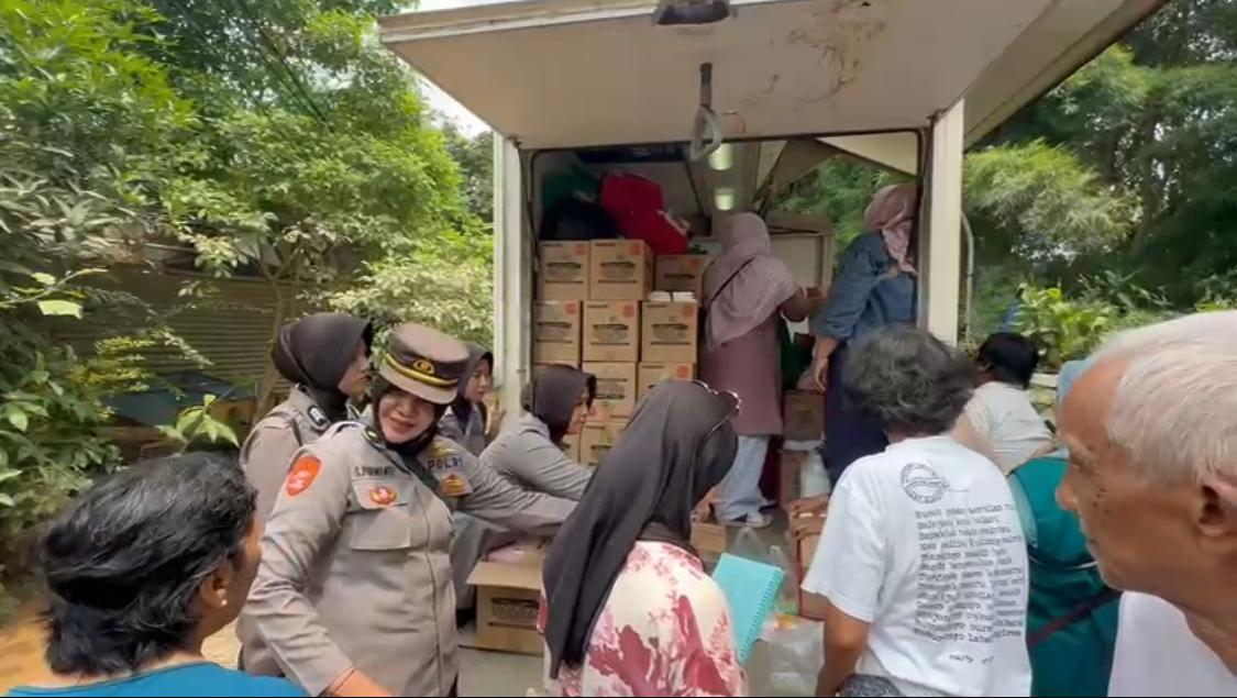 Hari Ke -3 Polwan Polres Bogor Bersama Stakeholder Terkait Lakukan Giat Pendampingan Trauma Healing Untuk Anak – Anak dan Pembagian Obat Vitamin Juga Takjil Untuk Berbuka Puasa Bagi Korban Banjir