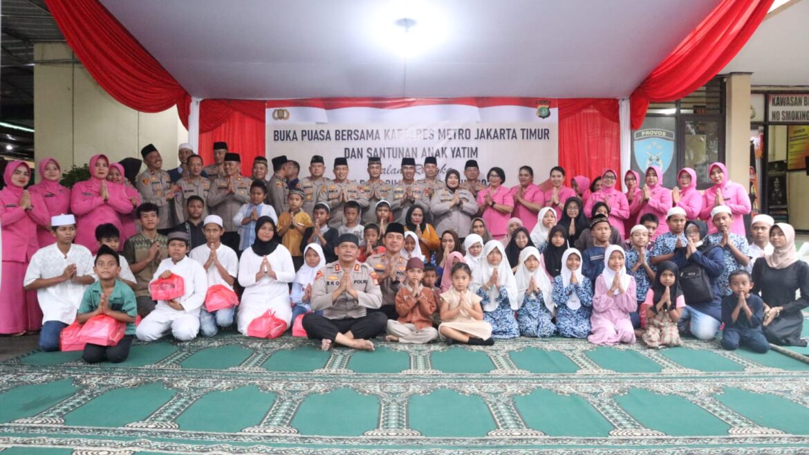Kapolres Metro Jaktim dan Bhayangkari Gelar Santunan Anak Yatim dan Berbuka Puasa Bersama di Bulan Suci Ramadhan