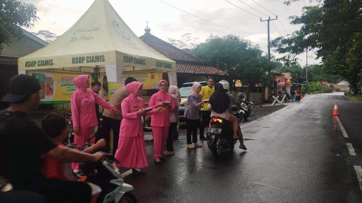Polsek Cijeungjing dan Bhayangkari Gelar Bansos: Bagikan Takjil dan Pemeriksaan Kesehatan Gratis