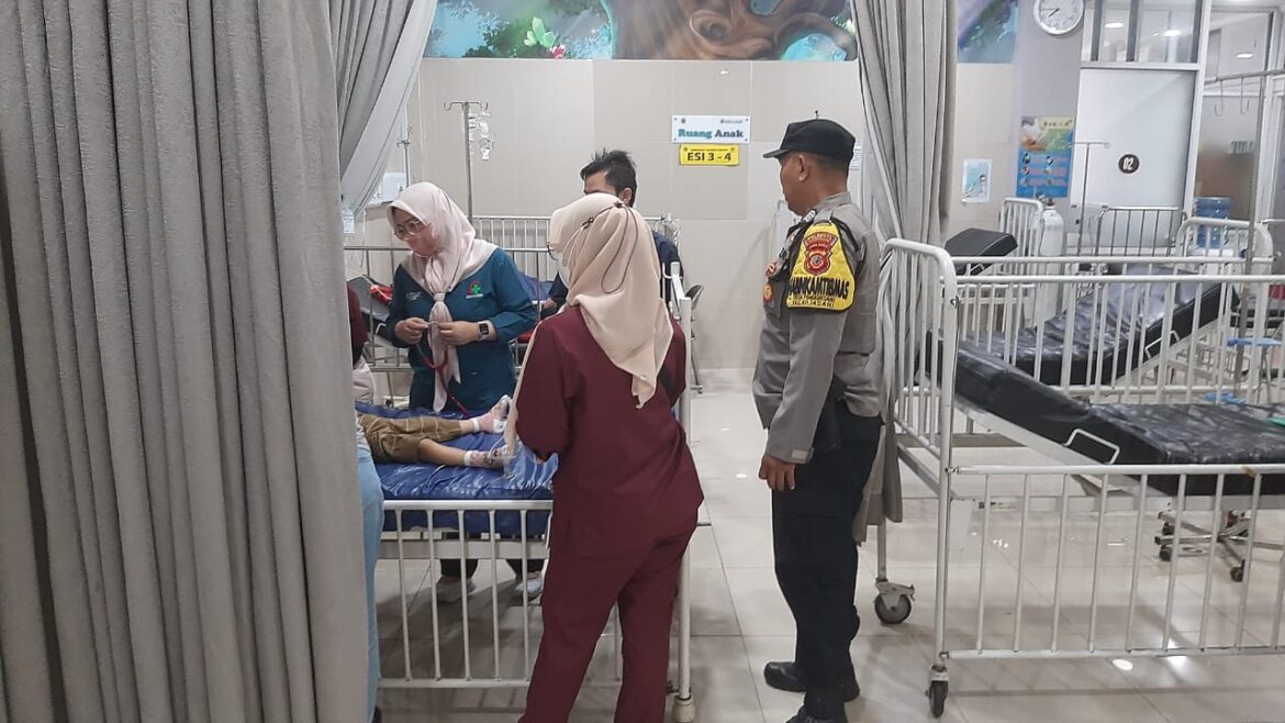 Bhabinkamtibmas Polsek Pameungpeuk Tolong Anak Usia 4,5 Tahun Mengalami Kejang di Bawa Ke RS Al Ihsan