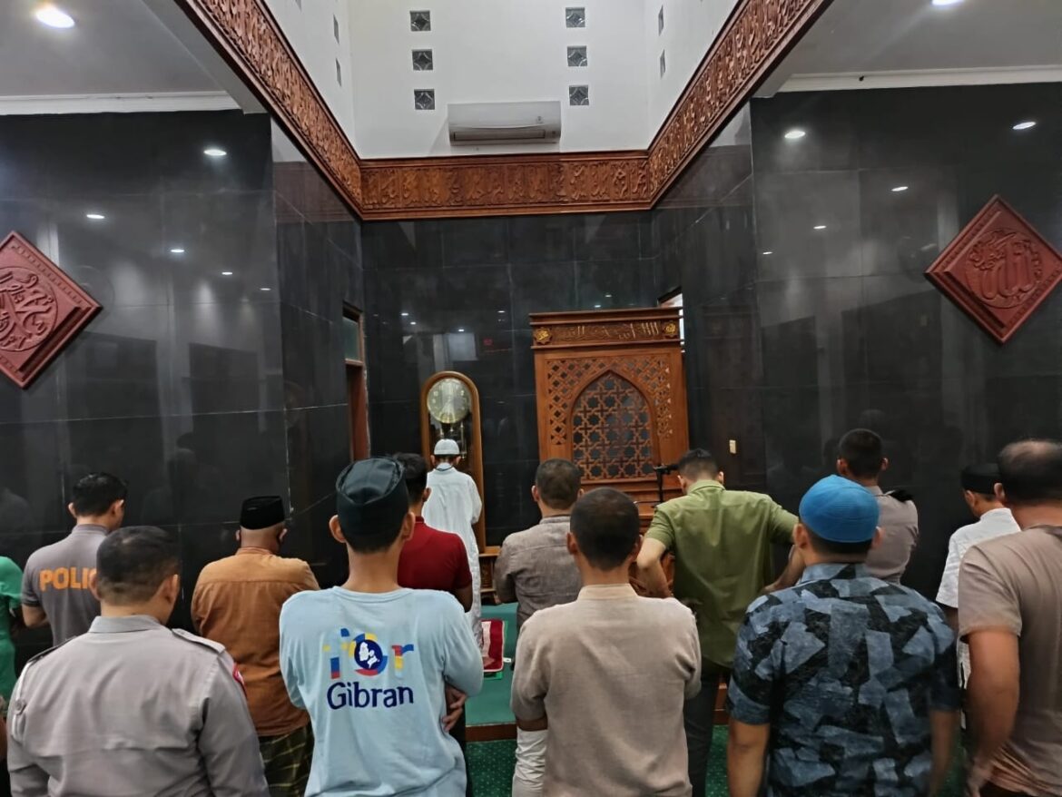Anggota Polres Ciamis Laksanakan Sholat Tarawih Berjamaah di Masjid Al Hidayah
