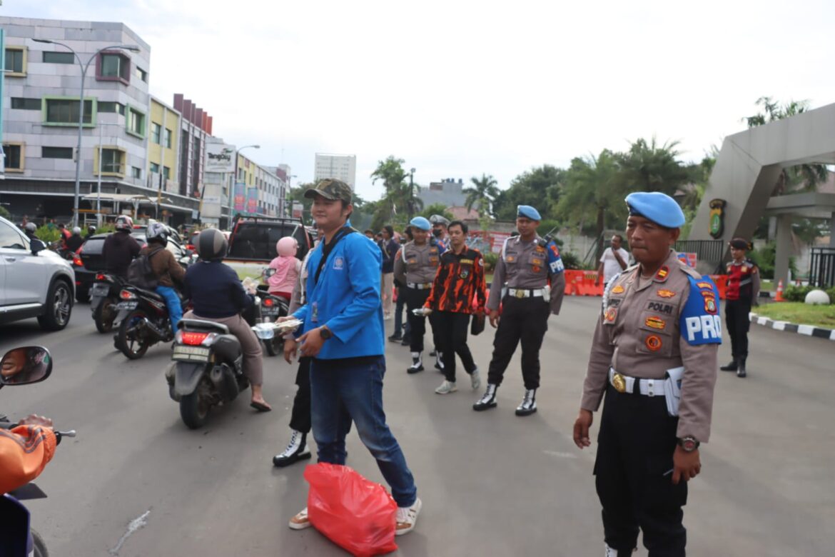 Polres Metro Tangerang Kota Gandeng Mahasiswa dan Pemuda Bagikan Takjil