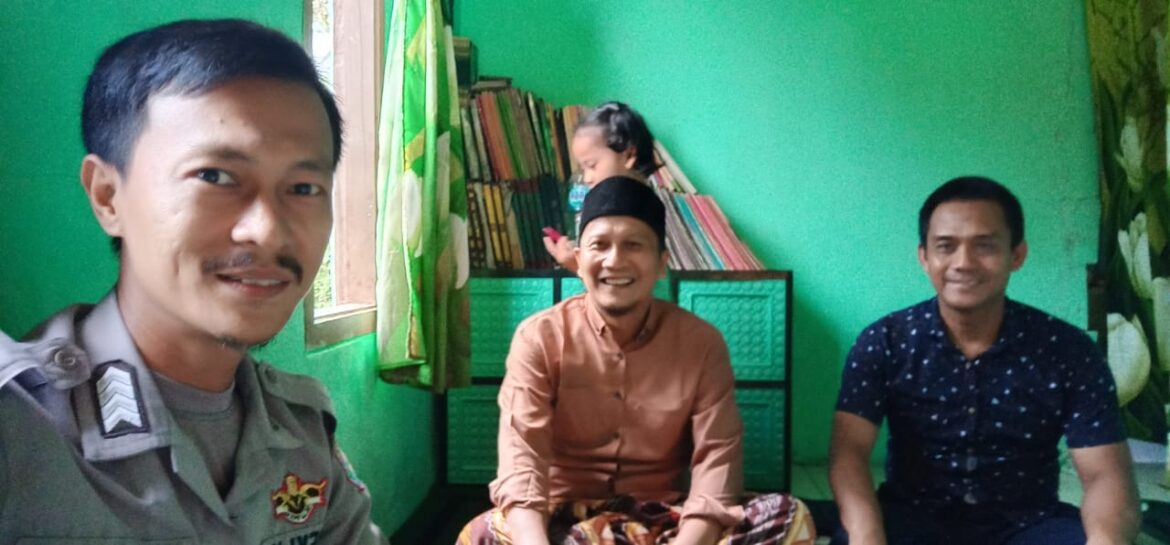 Bhabinkamtibmas Wilayah Hukum Polsek Leuwiliang Giat Cooling Sistem Sambang Warga Jalin Kedekatan Beri Pesan Kamtibmas Ajak Jaga Kondusifitas di Bulan Suci Ramadhan 1446 H