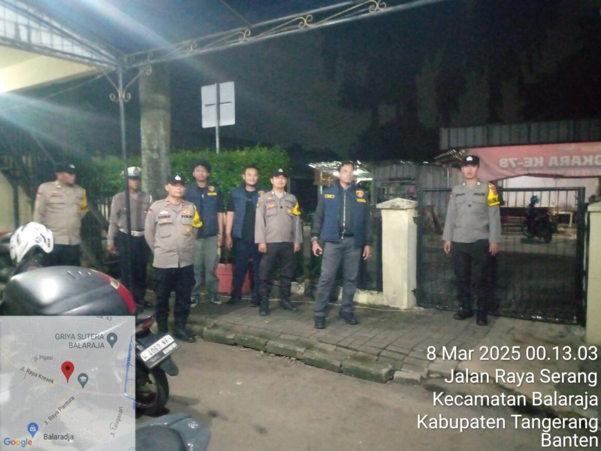 Anggota Polsek Balaraja Melaksanakan Rutinitas Sispam Mako Malam Hari Untuk Meningkatkan Keamanan Mako Polsek Balaraja Polresta Tangerang