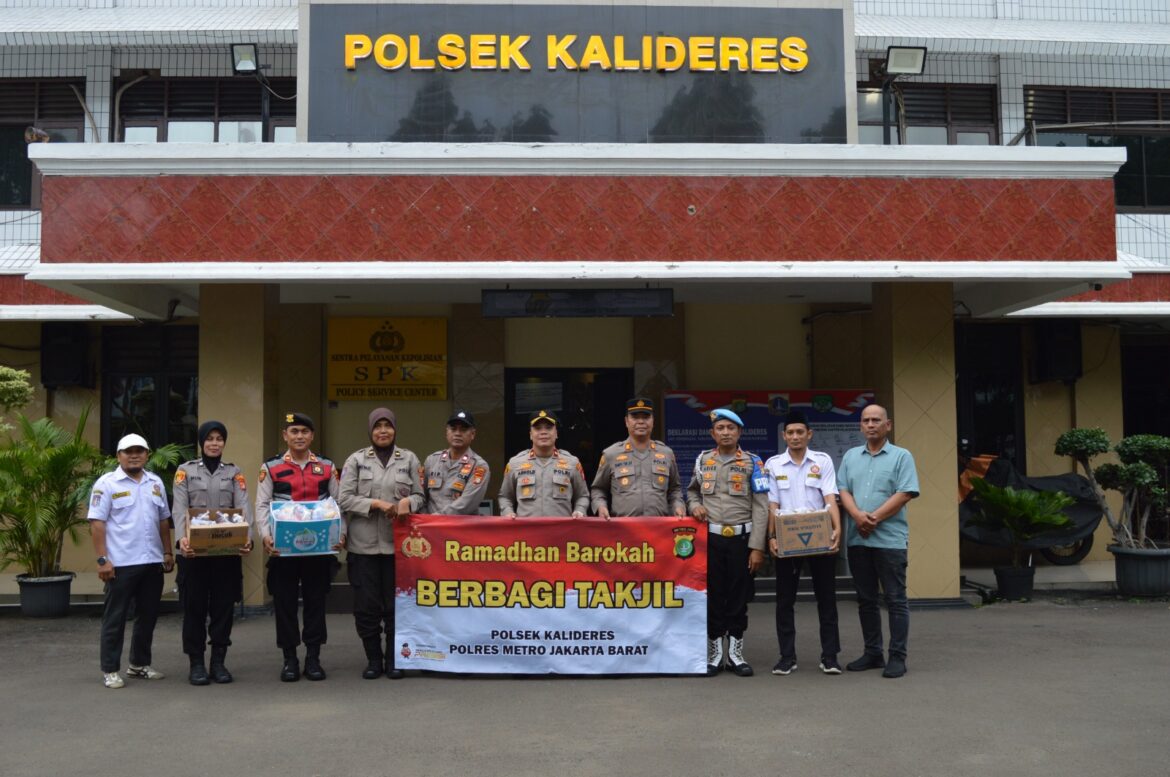 Indahnya Ramadhan, Polsek Kalideres Tebar Kebaikan dengan Pembagian Takjil