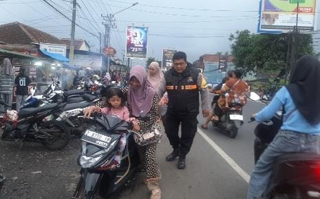 Polsek Cisaga Polres Ciamis Patroli dan Beri Keamanan Warga Saat Ngabuburit Terminal Cisaga