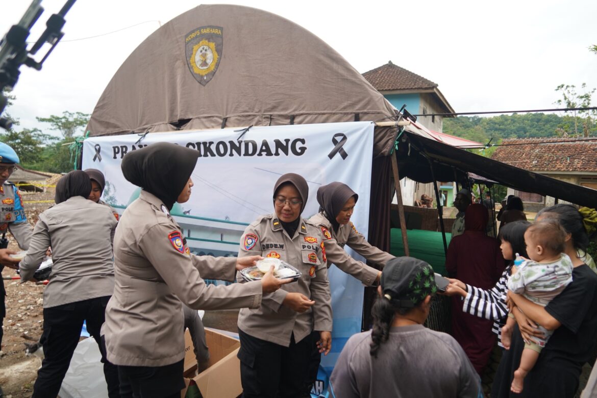 Polres Tasikmalaya Kota Bagikan Takjil kepada Pengungsi Bencana Pergerakan Tanah di Cineam