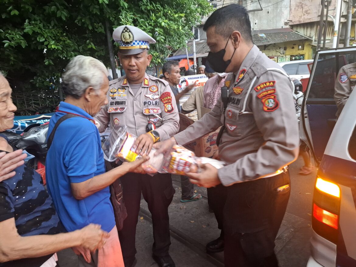 Satlantas Jakarta Timur Bagikan Takjil dan Sembako untuk Korban Banjir di Kampung Melayu