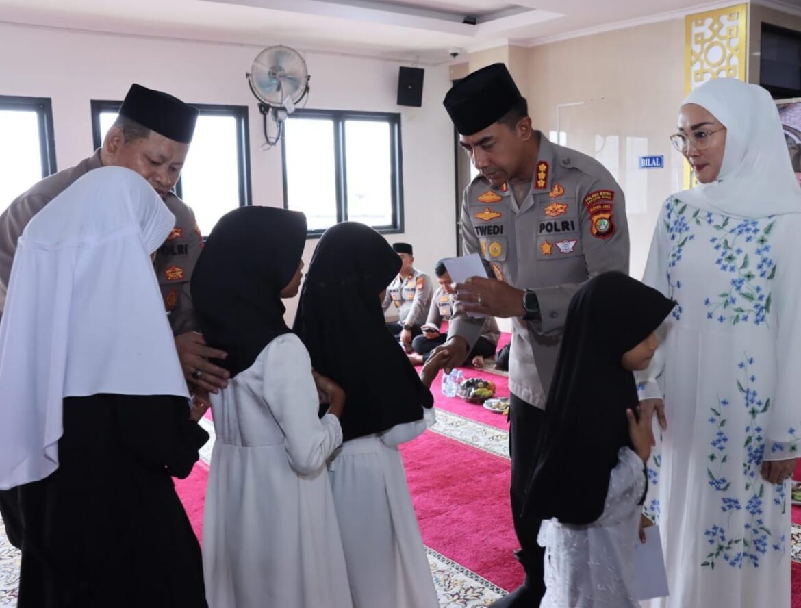 Ramadhan Berbagi, Kapolres Metro Jakarta Barat Santuni Anak Yatim di Masjid Jami Al Istiqomah