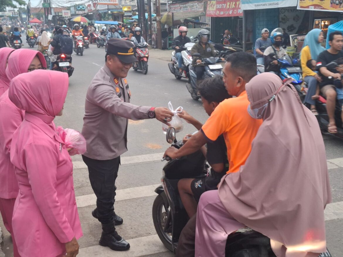 Polsek Rajeg Polresta Tangerang Gelar Pembagian Takjil untuk Warga
