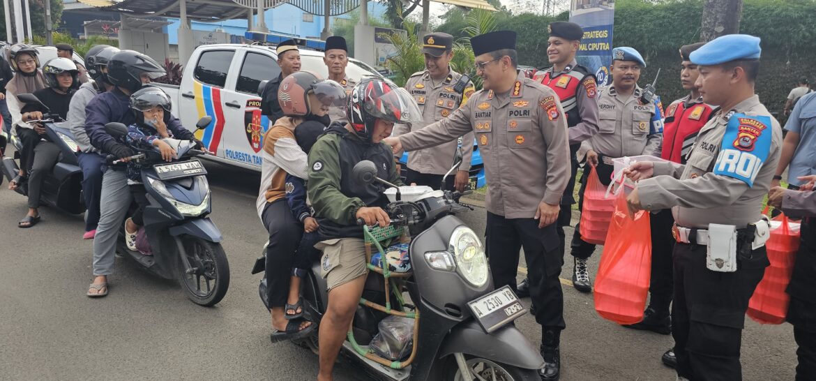 Kapolresta Tangerang Ajak Masyarakat Jaga Kondusifitas Wilayah Melalui Kegiatan Berbagi Takjil