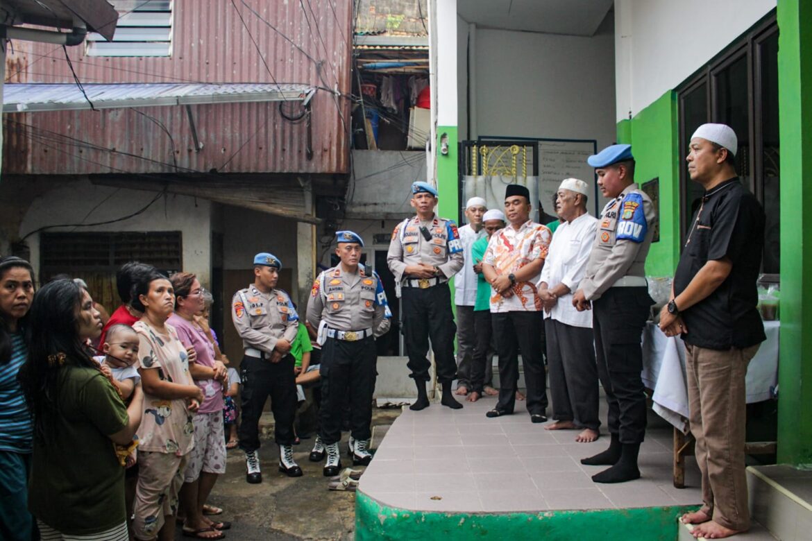 Div Propam Polri dan Sipropam Polres Metro Jakarta Timur Bagikan Takjil untuk Warga Terdampak Banjir di Bulan Suci Ramadhan