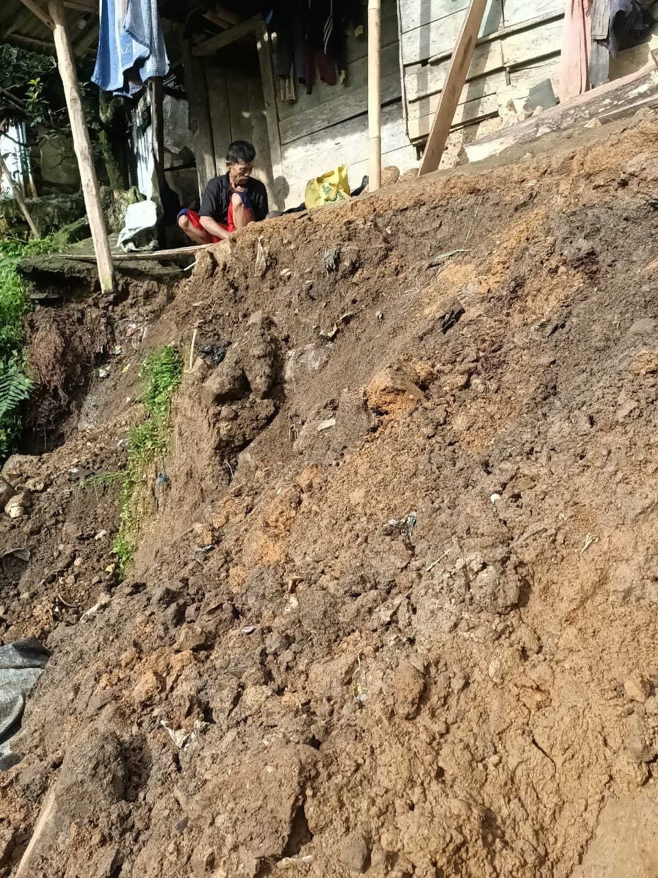 Korban Bencana Rumah Longsor Di Kopo1 Desa Malasari Berharap Bantuan Dari Pemerintah