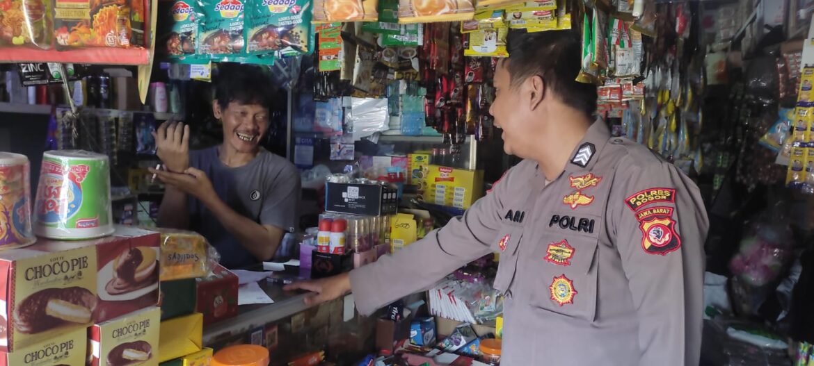 Bhabinkamtibmas Wilayah Hukum Polsek Leuwiliang Giat Cooling Sistem Patroli Sambang Pasar, Cek Monitoring Harga
