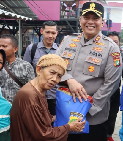 Bakti Sosial Ramadhan Berkah Kapolres Bagikan Sembako di Muara Angke
