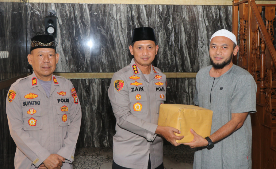 Serahkan Wakaf Al-Qur’an, Kapolres Metro Tangerang Kota Harapkan Remaja Isi Kegiatan Positif Selama Ramadan 1446 H