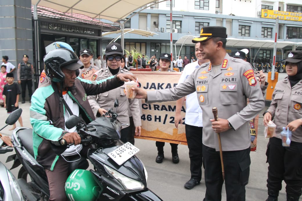Kapolres Jakbar Kombes Pol Twedi Aditya Bennyahdi Turun ke Jalan, Bagikan Takjil untuk Pengendara di Daan Mogot