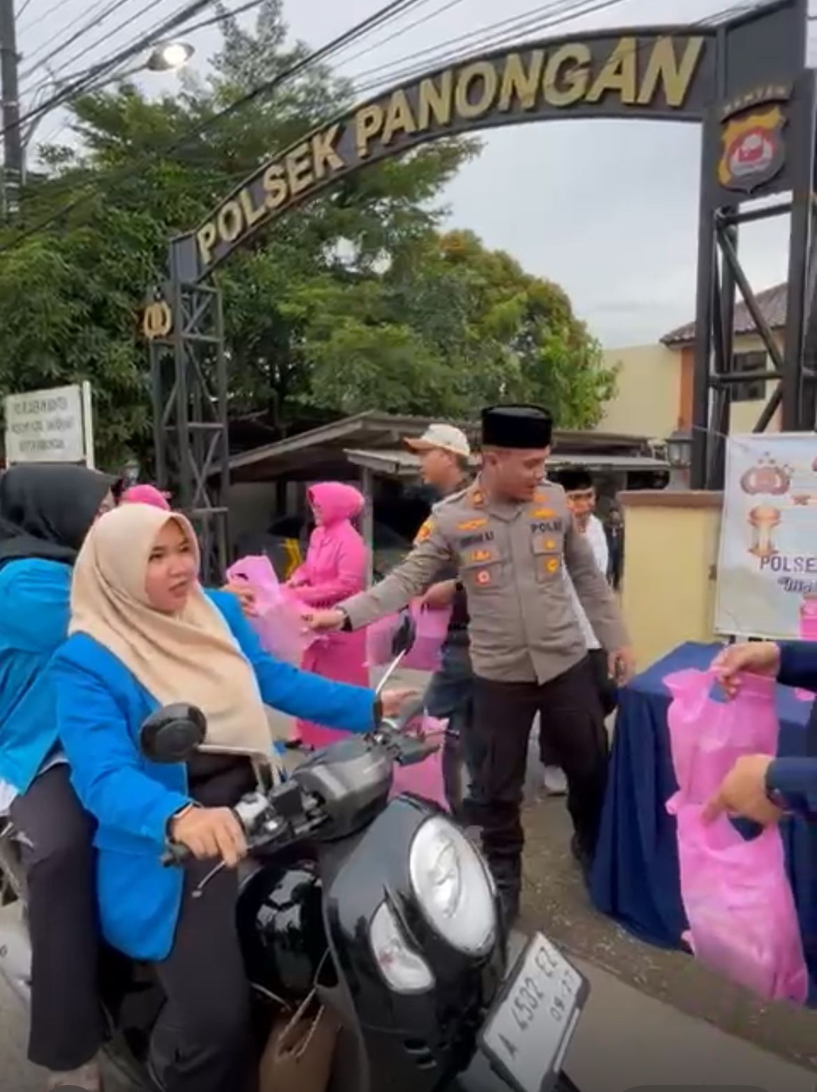 Polsek Panongan Polresta Tangerang Berbagi Takjil Jelang Buka Puasa