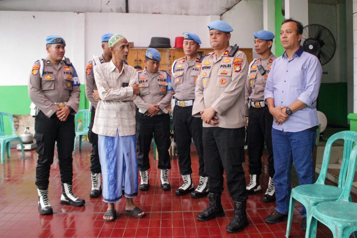 Divisi Propam Polri dan Sipropam Polres Metro Jakarta Timur Salurkan 100 Takjil kepada Warga Terdampak Banjir di Jakarta Timur