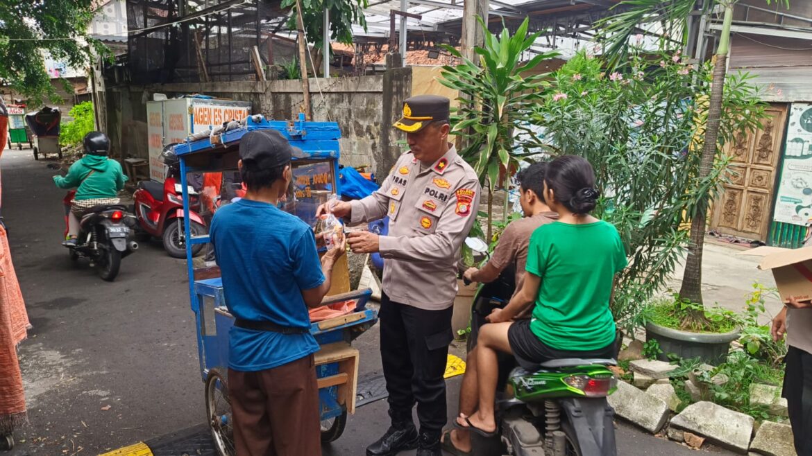 Kapolsek Matraman Berikan 100 Bungkus Takjil di Utan Kayu Selatan, Jalin Kedekatan dengan Warga