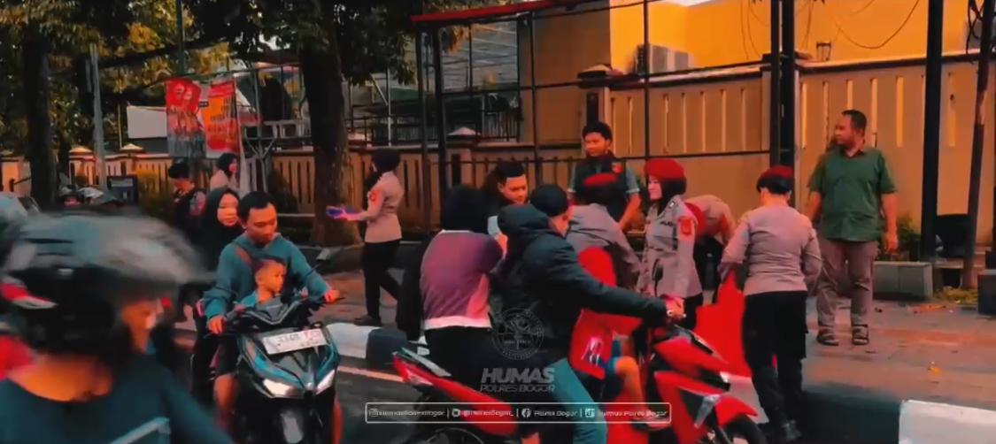 Berbagi Berkah Bulan Suci Ramadan 1446 H, Sat Reskrim Polres Bogor Bagikan Takjil Gratis Kepada Masyarakat Kabupaten Bogor yang Melintas Depan Mako Polres Bogor